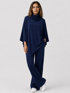 Conjunto de top poncho con cuello drapeado y pantalones rectos