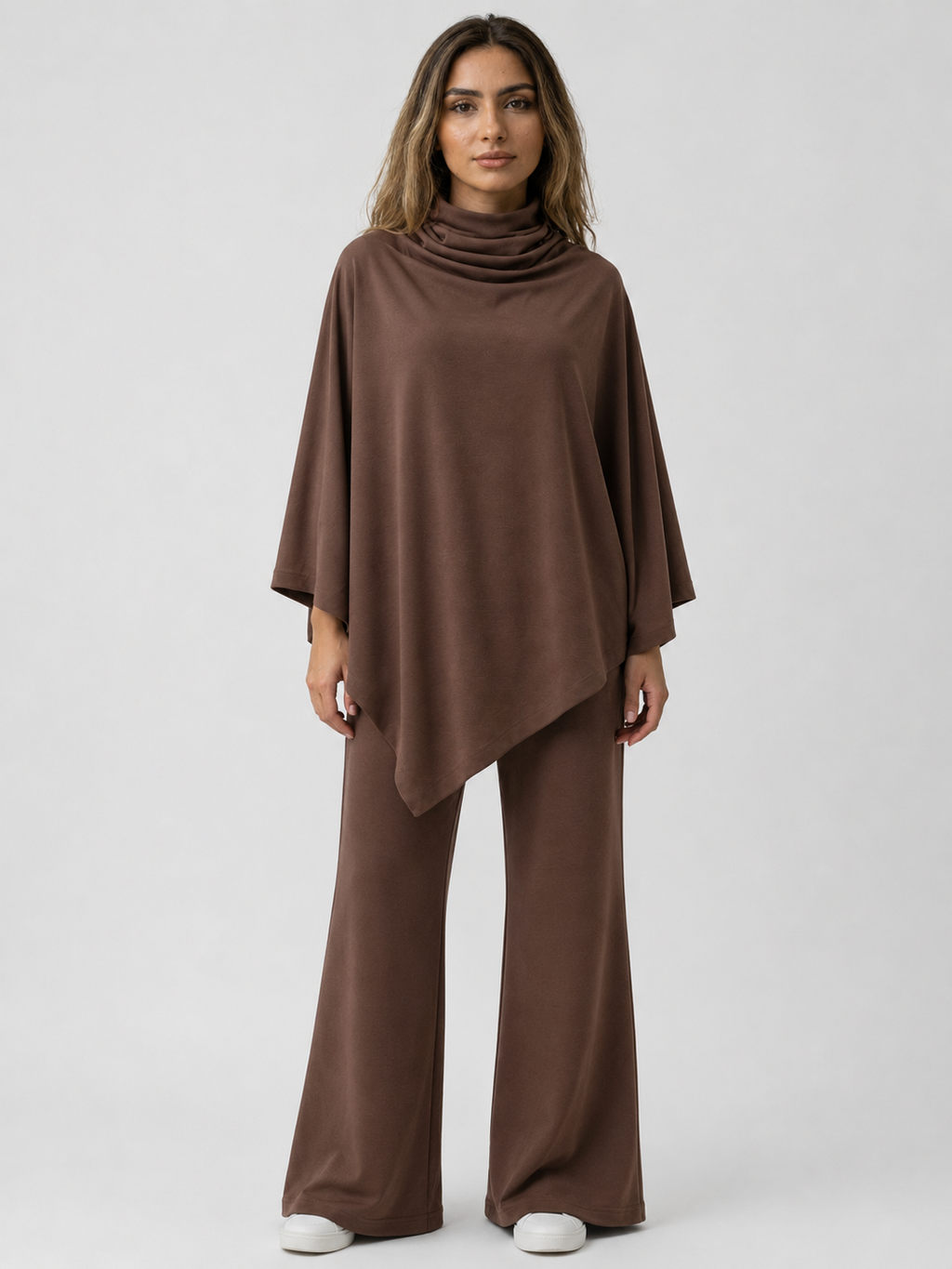 Conjunto de top poncho con cuello drapeado y pantalones rectos