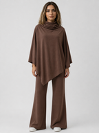 Conjunto de top poncho con cuello drapeado y pantalones rectos