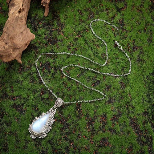 Justerbart halsband i vintagestil med hänge och mjölkvit sten