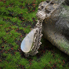Adjustable Vintage-Style Pendant Necklace with Milky White Stone