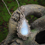 Adjustable Vintage-Style Pendant Necklace with Milky White Stone