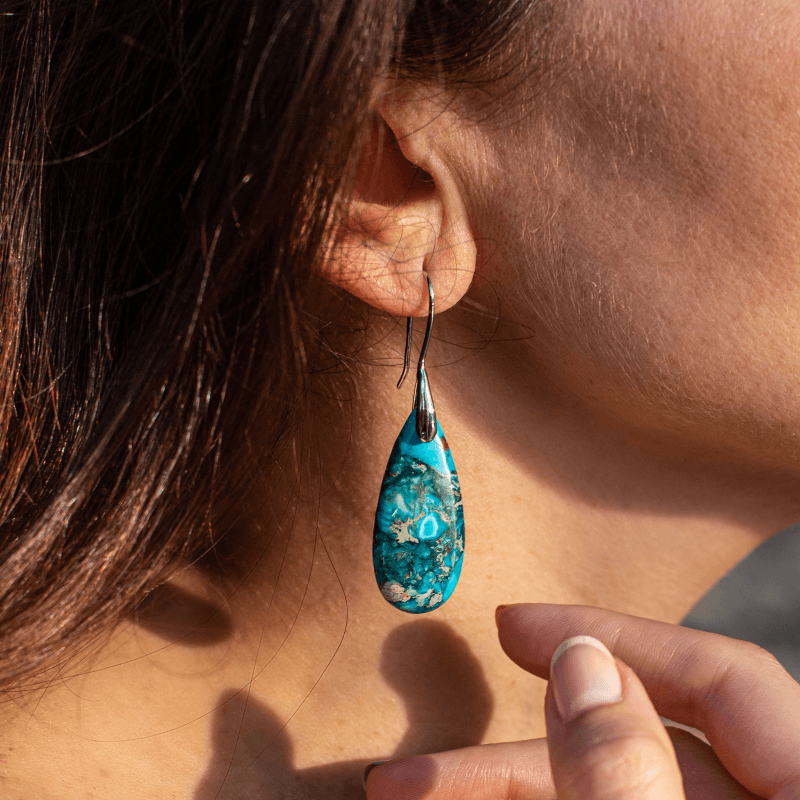 Pendientes artesanales de piedra regalita en forma de gota en azul océano