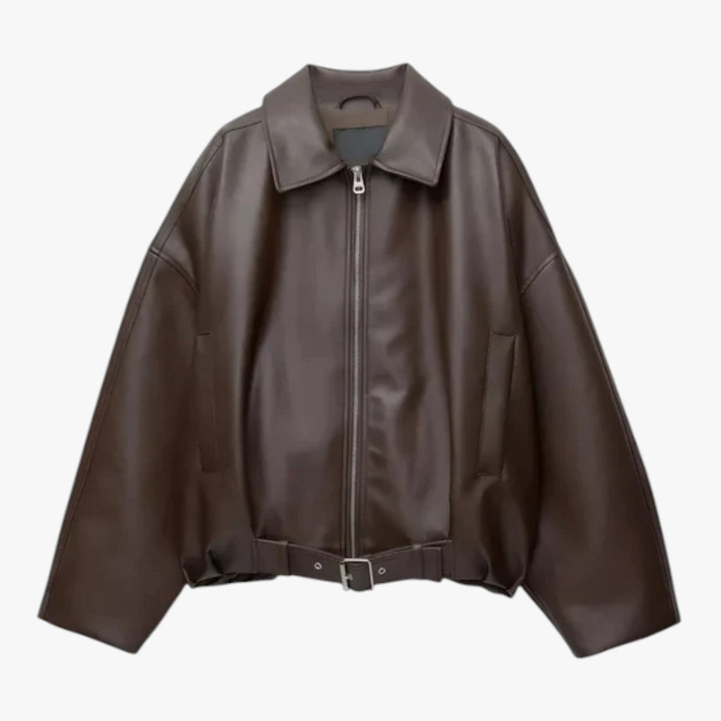 Chaqueta corta de piel con cinturón y corte entallado