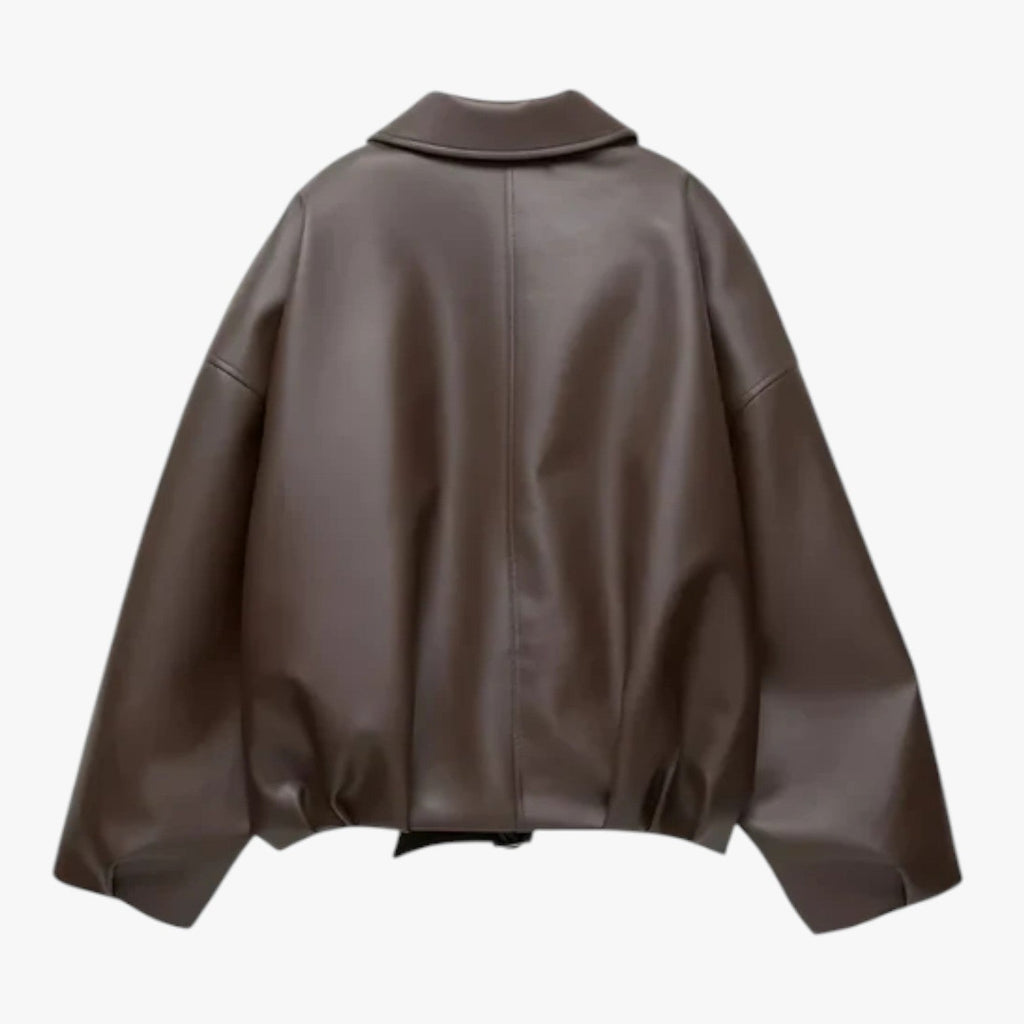 Chaqueta corta de piel con cinturón y corte entallado