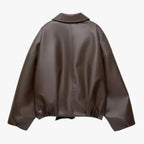 Chaqueta corta de piel con cinturón y corte entallado