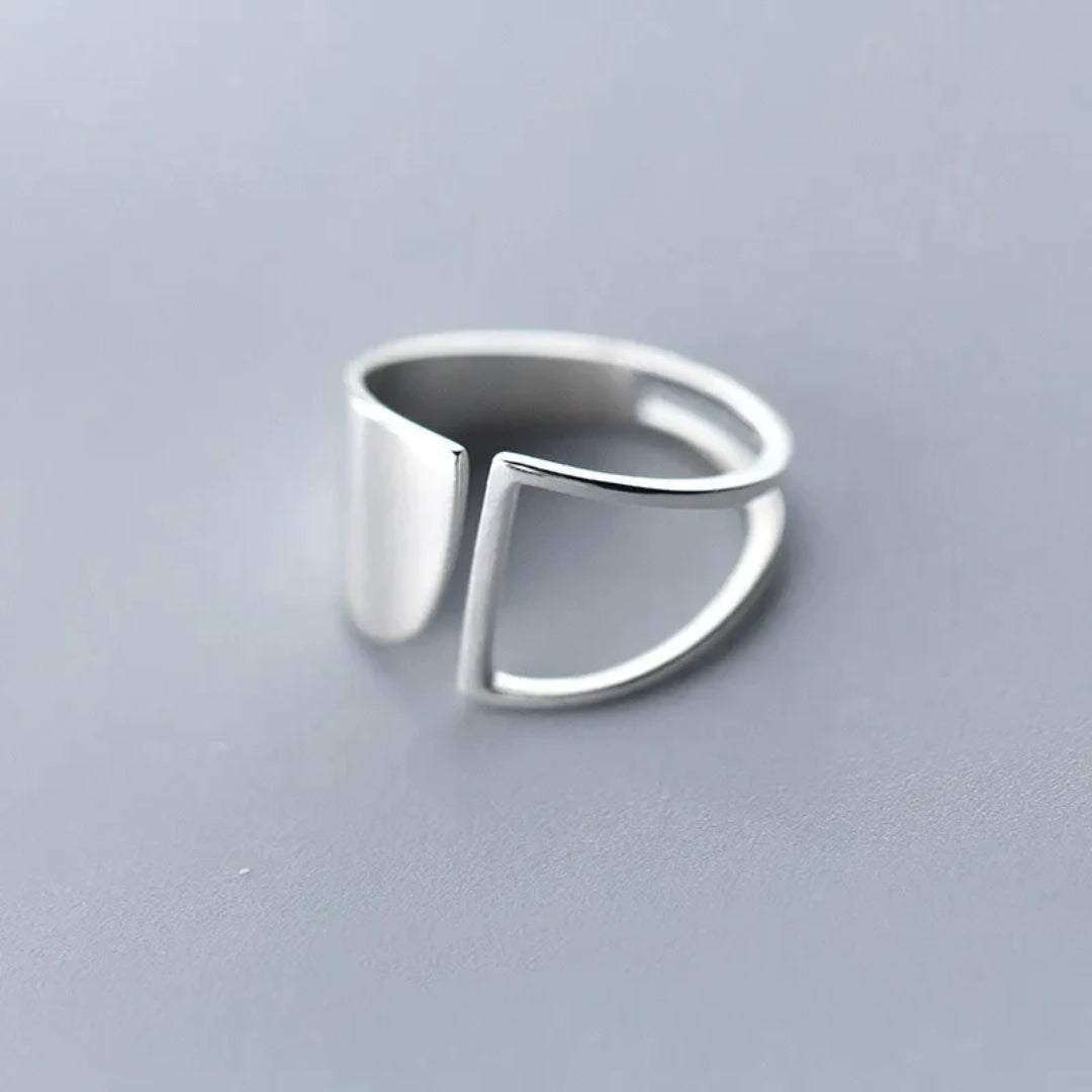 Vintage-Style Simple Ring with Clean Lines in Silver Colour