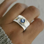 Ring i vintagestil med blå sten i elegant fattning, silverfärgad