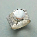 Ring i vintagestil med konstpärla i mitten, silverfärgad