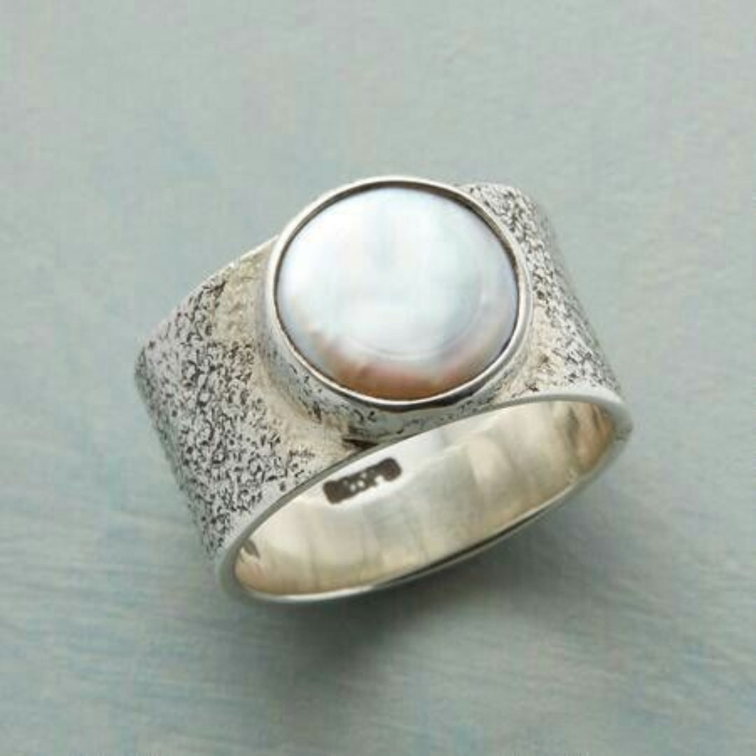 Ring i vintagestil med konstpärla i mitten, silverfärgad