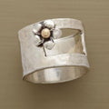 Bred ring med liten blomma och konstpärla i silverfärg