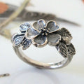 Vintage-Style Daisy Ring with Cheerful Petals in Silver Colour