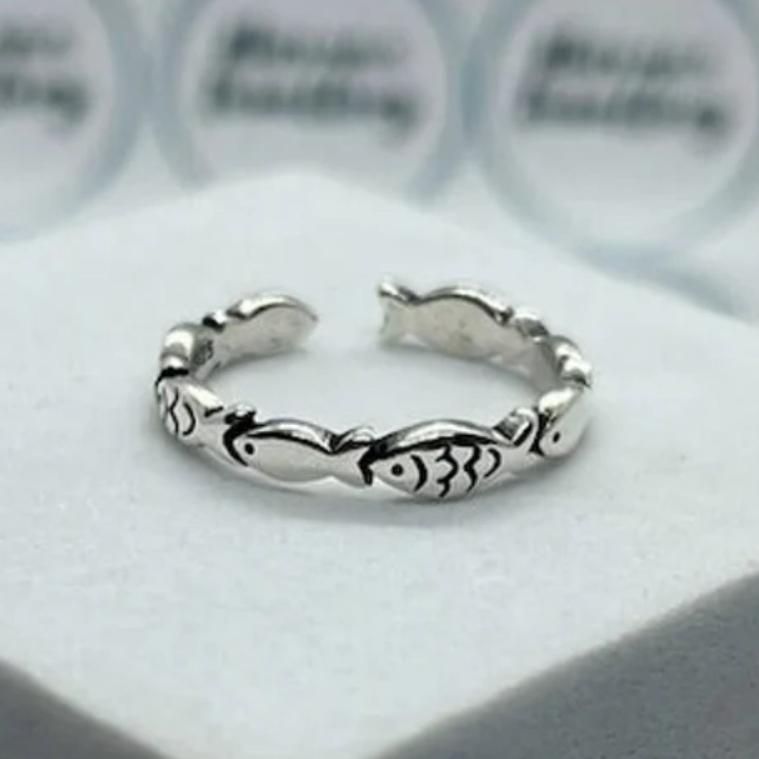 Fiskring i vintagestil med lekfull design, silverfärgad