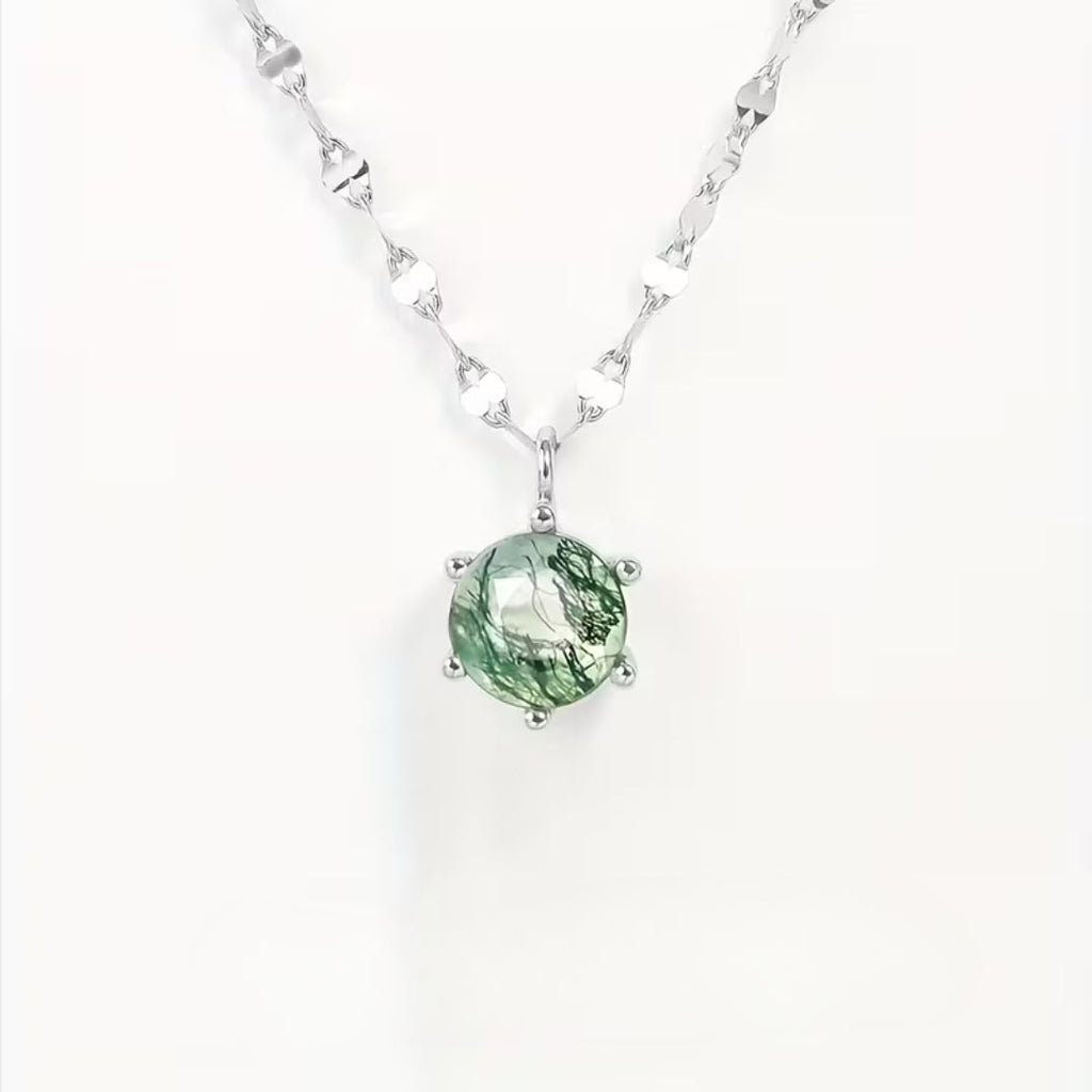 Halsband med rund grön sten med mossmönster och naturlig look