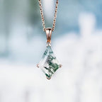 Geometriskt halsband med droppe av grön sten med mossmönster