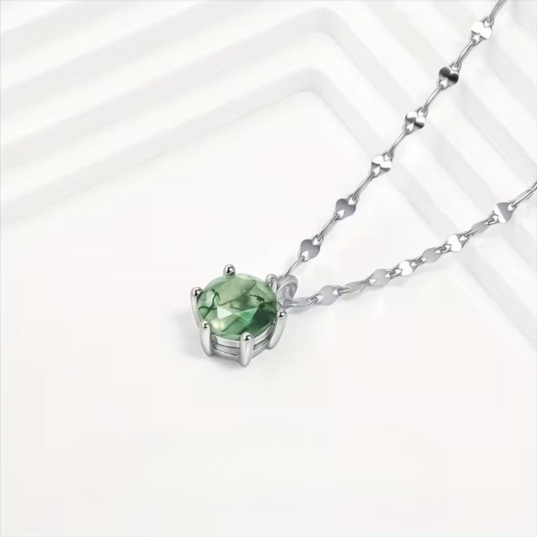 Halsband med rund grön sten med mossmönster och naturlig look
