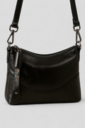 Bolso de hombro de piel vegana con detalles metálicos en tono dorado