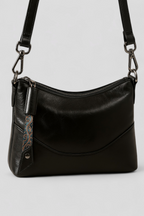 Bolso de hombro de piel vegana con detalles metálicos en tono dorado