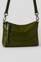 Bolso de hombro de piel vegana con detalles metálicos en tono dorado