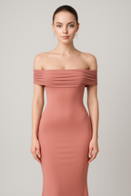 Vestido largo con brillo satinado, hombros descubiertos y espalda abierta