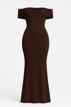 Vestido largo con brillo satinado, hombros descubiertos y espalda abierta