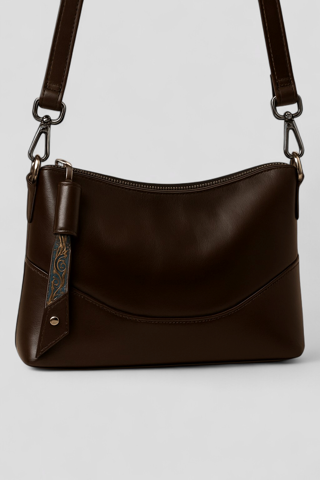 Bolso de hombro de piel vegana con detalles metálicos en tono dorado