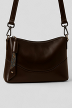 Bolso de hombro de piel vegana con detalles metálicos en tono dorado