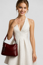 Bolso de hombro de piel vegana con detalles metálicos en tono dorado