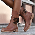 Botas hasta media pantorrilla con cordones y caña de tachuelas