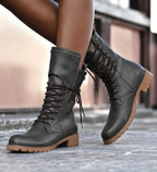 Botas hasta media pantorrilla con cordones y caña de tachuelas