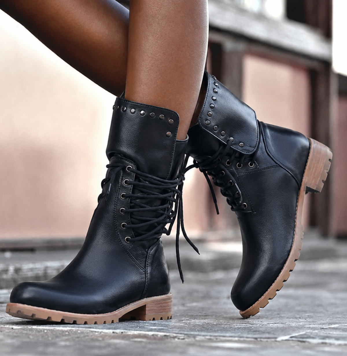 Botas hasta media pantorrilla con cordones y caña de tachuelas