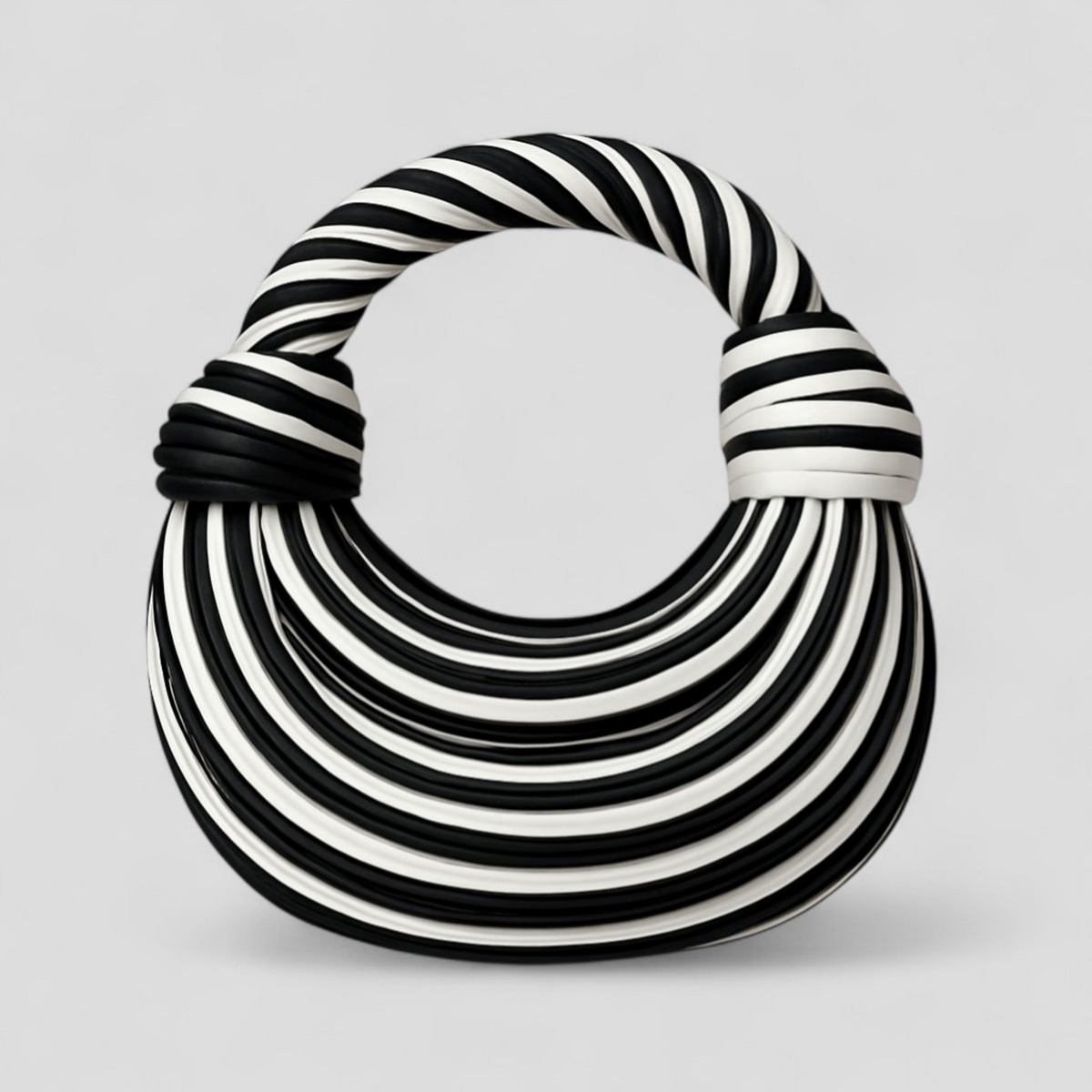 Bolso estructurado con múltiples compartimentos organizados