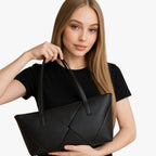 Strukturerad crossbodyväska i konstläder med justerbar rem