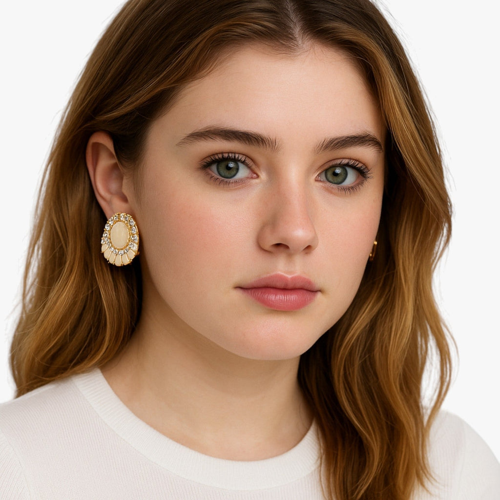 Pendientes colgantes con acabado en aceite blanco y detalle de cristal