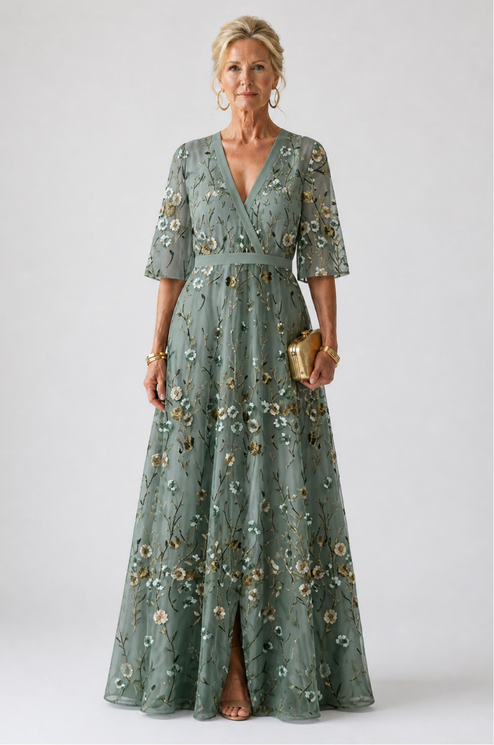 Vestido largo de malla floral con cuello de pico y mangas transparentes