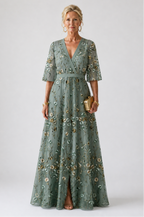 Vestido largo de malla floral con cuello de pico y mangas transparentes