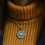 Halsband med runt snöflingehänge i kristall och vinterglitter