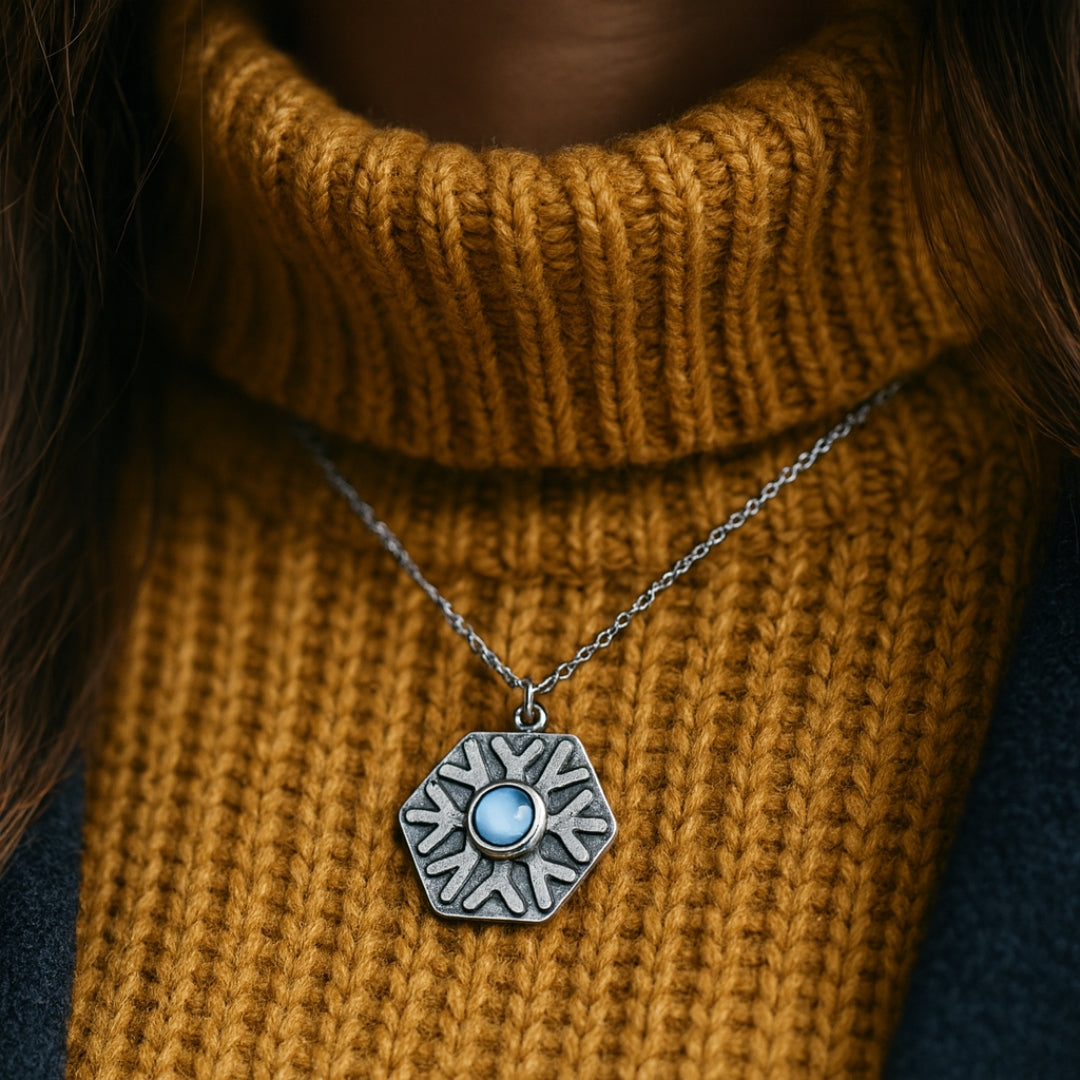 Halsband med runt snöflingehänge i kristall och vinterglitter