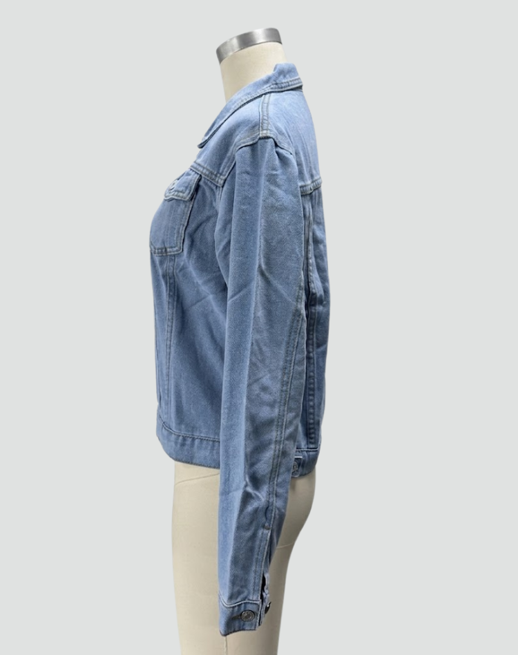 Denimjacka med knäppning och fickor