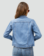 Denimjacka med knäppning och fickor