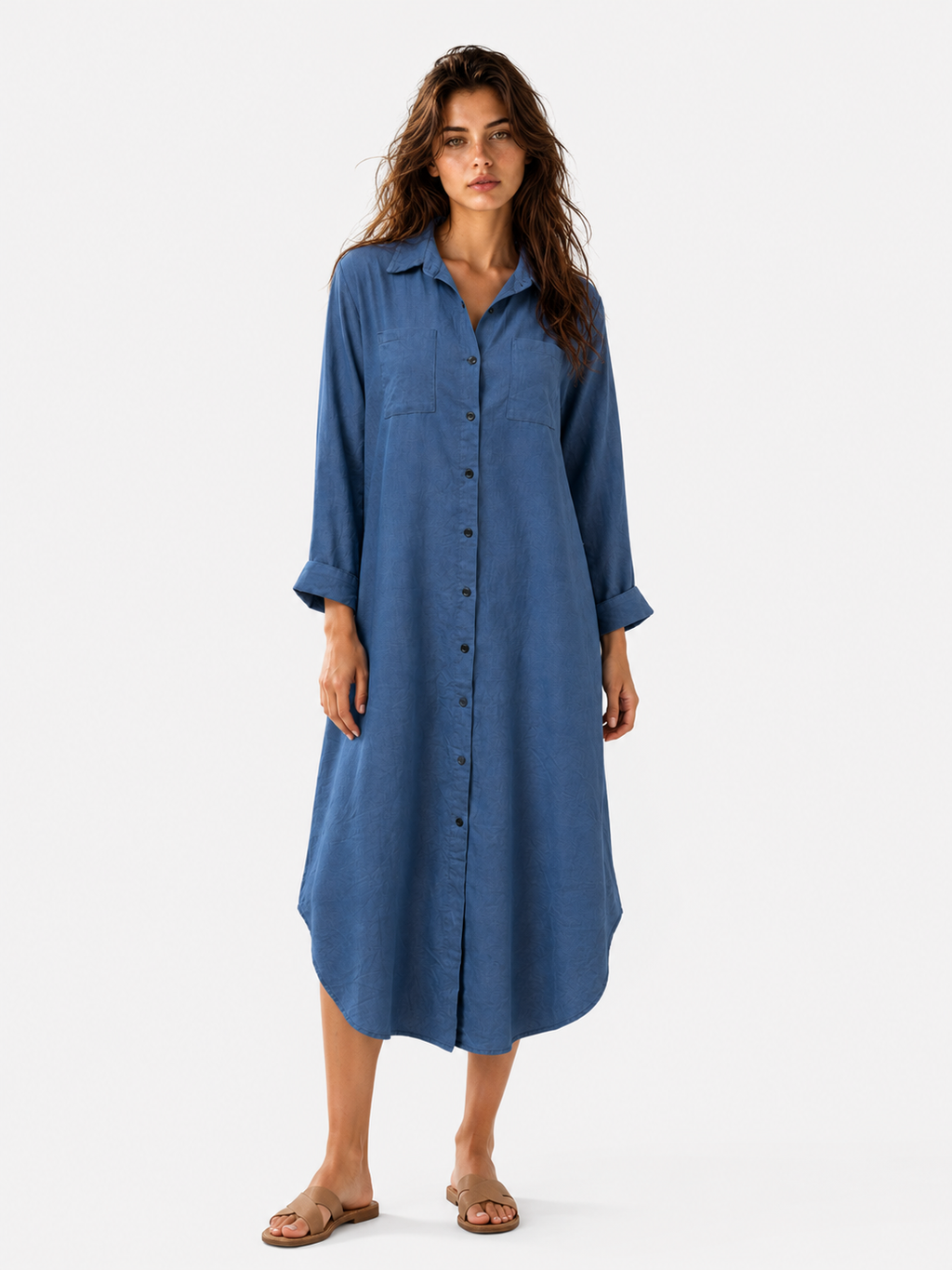 Vestido camisero con botonadura y corte fluido y holgado