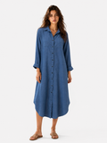 Vestido camisero con botonadura y corte fluido y holgado