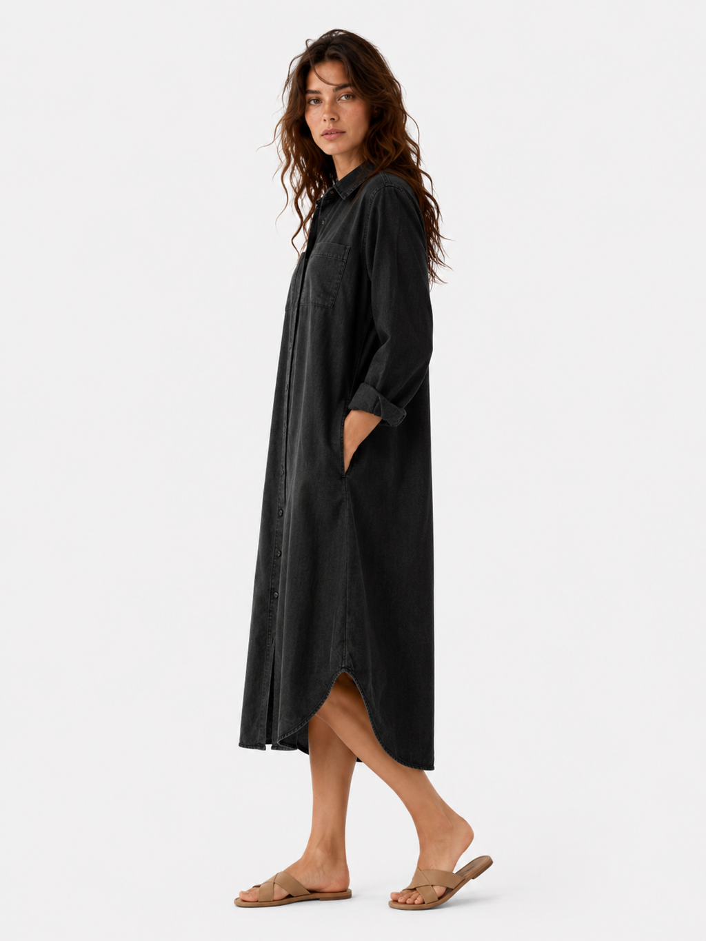 Vestido camisero con botonadura y corte fluido y holgado