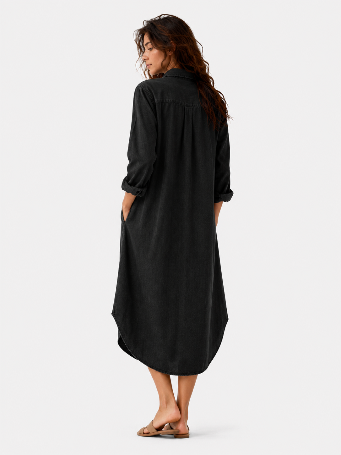Vestido camisero con botonadura y corte fluido y holgado