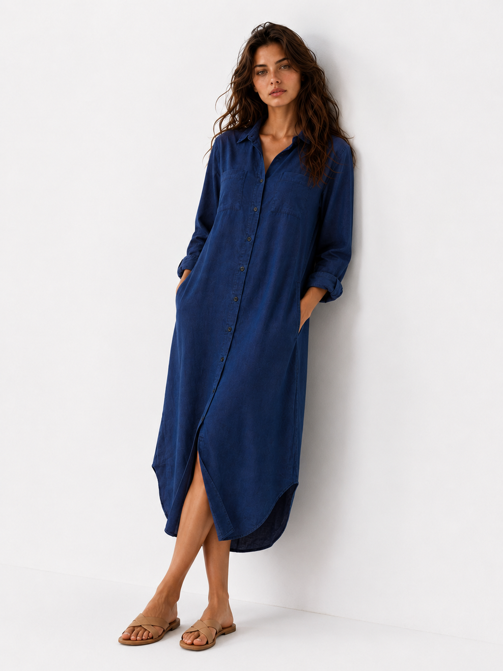 Vestido camisero con botonadura y corte fluido y holgado
