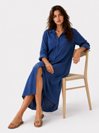 Vestido camisero con botonadura y corte fluido y holgado