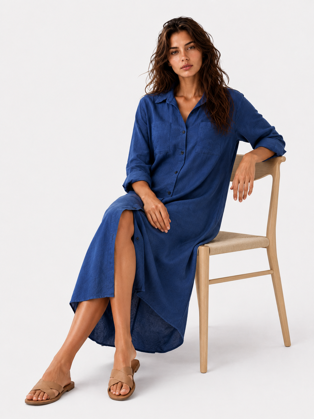 Vestido camisero con botonadura y corte fluido y holgado