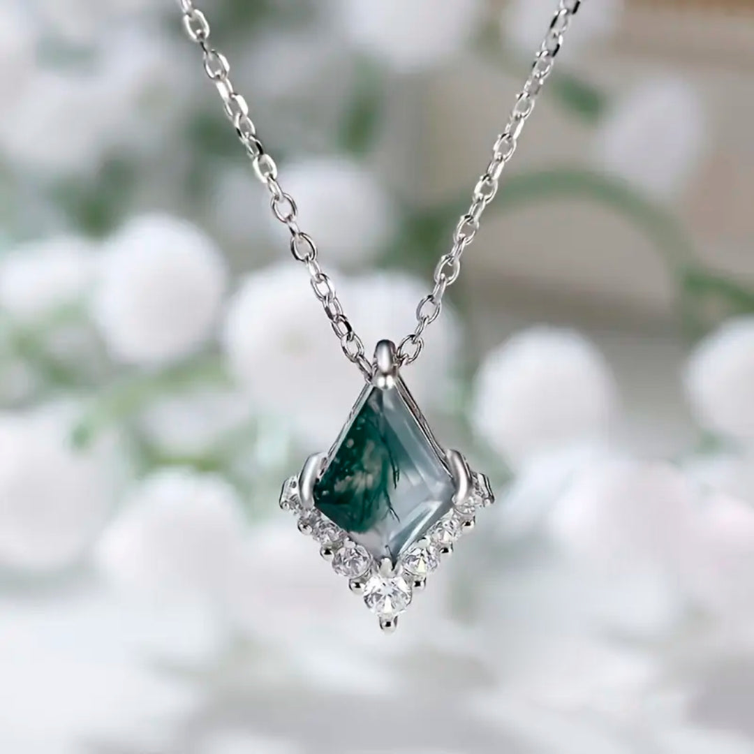 Green Moss-Pattern Stone Pendant Necklace in Silver Colour
