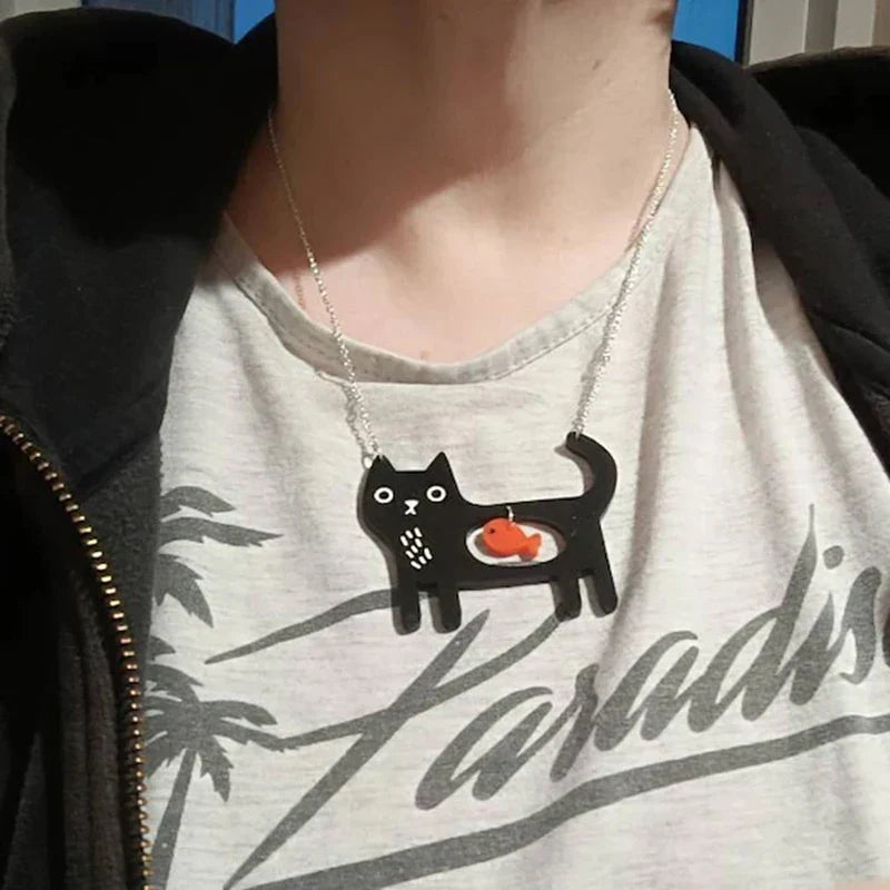 Halsband med katt och fisk i akryl och lekfull design