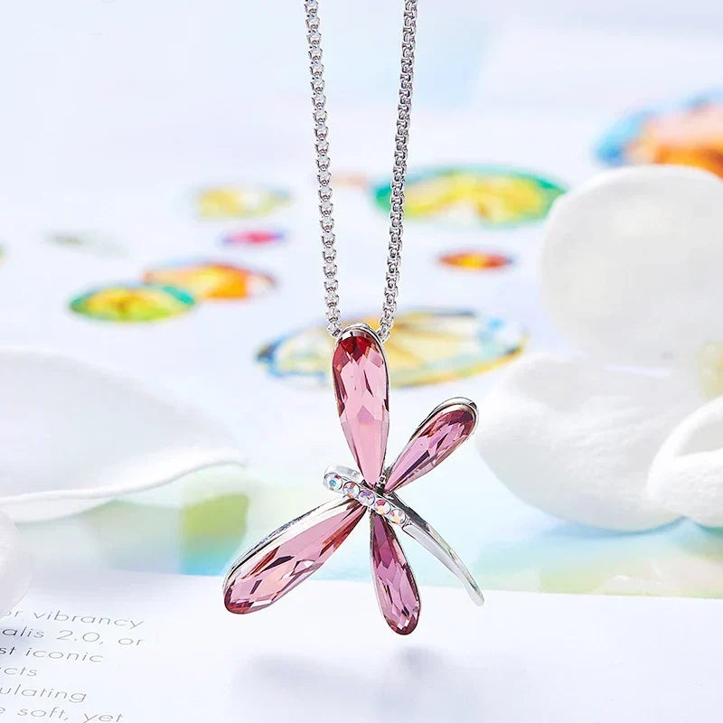 Halsband med rosa trollslända i kristall och gnistrande vingar